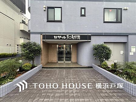 【Entrance】エントランスは毎日の行き帰りで使う大事な空間です。明るい基調で華やかなデザインなので、毎日も気持ちよく、またご友人なども素敵に迎え入れられます。