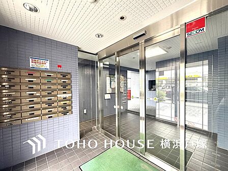 【Entrance】エントランスは毎日の行き帰りで使う大事な空間です。明るい基調で華やかなデザインなので、毎日も気持ちよく、またご友人なども素敵に迎え入れられます。