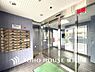 エントランス：【Entrance】エントランスは毎日の行き帰りで使う大事な空間です。明るい基調で華やかなデザインなので、毎日も気持ちよく、またご友人なども素敵に迎え入れられます。