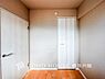 洋室：【Room】心安らぐプライベート空間。シンプルで機能的な居室が、日々の生活に快適さと豊かさをプラスします。