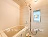 浴室：【Bathroom】1日の疲れを取り心身を癒すことができる住まいの中のリラクゼーション空間、リラックスできるよう優しいカラーをチョイスしました。時を忘れるほどのんびりできる空間に。