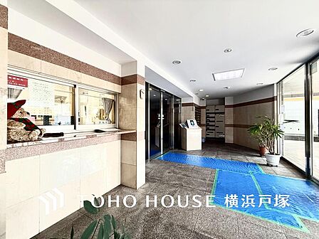 【Entrance】エントランスにある温かみのある受付。心地よい毎日をサポートします