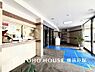 エントランス：【Entrance】エントランスにある温かみのある受付。心地よい毎日をサポートします