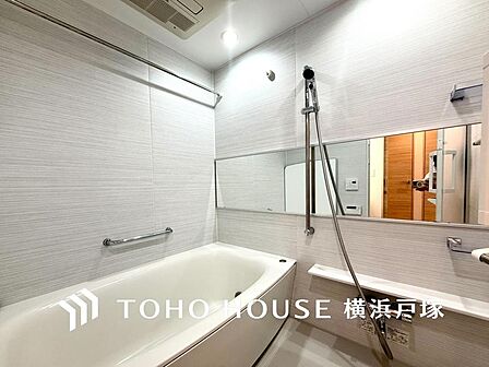 【Bathroom】1日の疲れを取り心身を癒すことができる住まいの中のリラクゼーション空間、リラックスできるよう優しいカラーをチョイスしました。時を忘れるほどのんびりできる空間に。