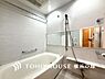 浴室：【Bathroom】1日の疲れを取り心身を癒すことができる住まいの中のリラクゼーション空間、リラックスできるよう優しいカラーをチョイスしました。時を忘れるほどのんびりできる空間に。