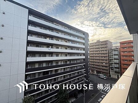 【View】手を伸ばせば、ふれることが出来そうな環境が、そのままインテリアになったような印象です。その豊かな眺望にふさわしい空間には、通風・採光にも優れ、心地よい光と風があふれています。