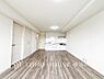 リビング/ダイニング：【Living room】広々としたリビングダイニングは、シックでモダンな内装。落ち着いた雰囲気に包まれて、伸びやかな空間の中で、ゆったりと家族団らんのひとときを過ごせます。
