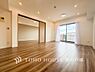 リビング/ダイニング：【Living room】ここにはみんなが集い、食事と楽しい会話が始まる。話に夢中になりすぎて、ついつい時を忘れてしまう。そんな束の間の幸せを感じさせてくれる場所。