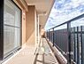 バルコニー：【Balcony】気持ちのいい空が見渡せる広いバルコニー。爽やかな風を感じて、心躍る素敵な暮らしがはじまります。