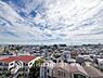 周辺：【View】開放感があり、遮るものもなく気持ちのいい景色が広がります。お部屋にも爽やかな風と暖かく柔らかな日差しが差し込み、毎日の暮らしを豊かに彩ります。