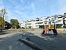 周辺：岸谷公園まで約500m。 春はお花見、夏はプールでお楽しみいただける公園です。夏の期間、市営の屋外プールが営業します。25mプールと幼児用プールがあります。太陽の光を浴びてたっぷり遊べます。