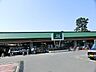 周辺：FUJI 鶴嶺店まで約700m。営業時間は9:00から22:00までで、100台分の駐車場を完備しています。店内には湘南信用金庫のATMや生花店が併設されています。