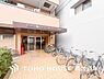 エントランス：【Entrance】家族やゲストをやさしく迎える玄関。シンプルな中にセンスが光る、印象的なエントランス空間。