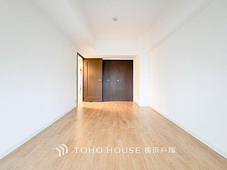 【Room】感性を育むプライベートルームはシンプルでスマートな空間。好みの空間で読書をしたり、音楽を聞いたりと一人の時間も充実したものにできます。