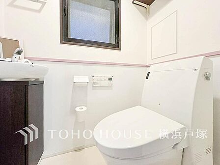 【Toilet】清潔感のあるトイレ空間。毎日快適に使えるよう配慮された仕様で、落ち着いて利用できる空間です。