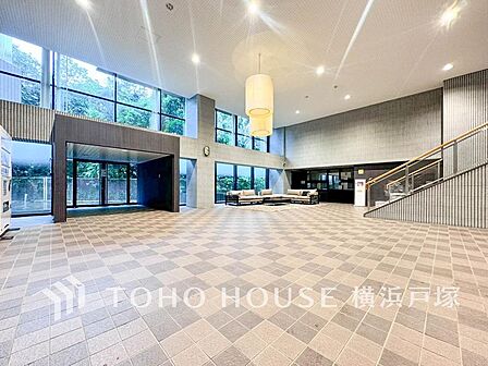 【Entrance】洗練と温もりが調和するエントランスホール。訪れる人を心地よく迎え、特別な空間への期待感を高めます。
