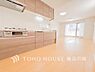 リビング/ダイニング：【Kitchen】内装の主役でもあり、日常活躍する重要な水回りでもあるからこそ機能性・デザイン性に力を入れております。お手入れのしやすいシステムキッチンを採用しております。