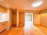 リビング/ダイニング：【Living room】家族が集い、笑顔があふれる空間。明るく広々としたリビングで、日常に贅沢なひとときを。