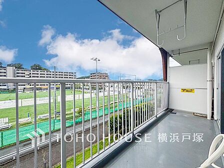 【Balcony】ずっと太陽を感じる事ができるのは、遮るものが視界に無いから。彼方に広がる風景が絵画のように広がります。