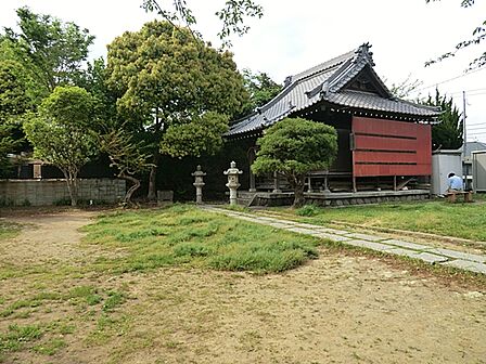 いつくしま神社子どもの遊び場(900m)遊具や広場が整った小規模な遊び場で、子どもたちが元気に遊びながら体を動かせる場所です。地域の子どもたちが安心して過ごせる、身近な憩いの場として親しまれています。
