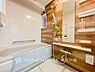 浴室：【Bathroom】快適な使い心地とゆとりある空間が1日の疲れを解きほぐすバスルーム。空間も浴槽もゆったりのびのび使えるゆとり設計。広く感じるゆとり設計で快適なリラックスタイムを過ごせます。