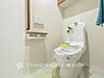 トイレ：【Toilet】いつまでも清潔な空間であって頂けますように、目に留まるだけではなく、汚れをふき取り易いフロアと壁紙をチョイス致しました。毎日の生活を快適にお過ごし頂けますよう、落ち着いた雰囲気です。