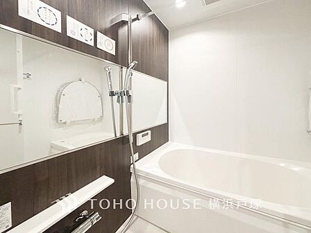 【Bathroom】1日の疲れを取り心身を癒すことができる住まいの中のリラクゼーション空間、リラックスできるよう優しいカラーをチョイスしました。時を忘れるほどのんびりできる空間に。