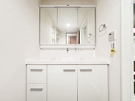 【Powder room】清潔感のあるプライベート空間は、身だしなみチェックや肌のお手入れに最適です。収納もあり、スッキリと見映えの良い空間に拵えました。時間に余裕とゆとりを持たせます。