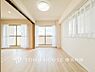 寝室：【Room】1日の疲れを癒し、心地よく寛げるようゆったりとした広さを確保しています。プライベートタイムをより優雅に穏やかに…。落ち着いた雰囲気を紡ぎます。