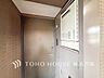 玄関：【Entrance】お客様をお迎えする玄関は落ち着いた雰囲気。帰り着くたびに洗練されたテイストの空間に迎えられ誇りと喜びを感じる玄関まわりです。