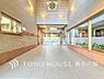 エントランス：【Entrance】上質感漂うエントランス。めまぐるしく過ぎ行く日々の中でゆったりとした休息と癒しを提供してくれる居住者のプライベート空間があります。