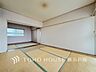 寝室：【Room】1日の疲れを癒し、心地よく寛げるようゆったりとした広さを確保しています。プライベートタイムをより優雅に穏やかに…。落ち着いた雰囲気を紡ぎます。