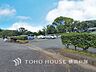 駐車場：【Car space】敷地内に駐車スペースがあると日々の暮らしをスムーズに運ぶ事が出来ます。（空き状況はお問合せ下さい）