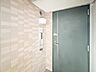 玄関：【Entrance】お客様をお迎えする玄関は落ち着いた雰囲気。帰り着くたびに洗練されたテイストの空間に迎えられ誇りと喜びを感じる玄関まわりです。