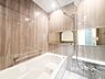 浴室：【Bathroom】1日の疲れを取り心身を癒すことができる住まいの中のリラクゼーション空間、リラックスできるよう優しいカラーをチョイスしました。時を忘れるほどのんびりできる空間に。