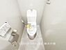 トイレ：【Toilet】清潔感のあるトイレ空間。毎日快適に使えるよう配慮された仕様で、落ち着いて利用できる空間です。