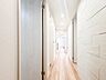 室内：【Hallway】上質感漂う玄関と廊下。居住者の帰り、訪れる方を優しく迎える・安らぎに満ちた生活空間を予感させる。健やかな暮らしを楽しめそう。