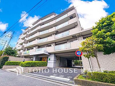 外観:【Appearance】爽やかな青空の下に贅沢なほどに降り注ぐ陽光、豊かな居住性と、クオリティが見事に調和した住空間は、住まうことの喜びを感じさせてくれます。 外観:【Appearance】爽やかな青空の下に贅沢なほどに降り注ぐ陽光、豊かな居住性と、クオリティが見事に調和した住空間は、住まうことの喜びを感じさせてくれます。