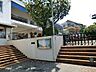 周辺：おおぞら幼稚園まで約1500m。栗船山の中腹に南西に面して園舎が建てられ一日中陽射しが射し込み明るい雰囲気。平日の預かり保育も実施しています。