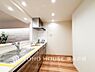 室内：【Kitchen】使い勝手の良い設備のキッチンで効率よくお料理もできます。食する料理に家族が舌鼓を打ち自然と笑いが絶えない空気感がそこに広がります。自慢の腕をふるってください。