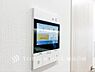 室内：【Video intercom】「見える安心」をカタチにしました。誰が来てもわかる様にモニター付きインターホンを設置。家事導線を考慮した個所に設置し防犯性と利便性に優れ快適と安らぎを合わせた優しい設計