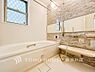 浴室：【Bathroom】快適な使い心地とゆとりある空間が1日の疲れを解きほぐすバスルーム。空間も浴槽もゆったりのびのび使えるゆとり設計。広く感じるゆとり設計で快適なリラックスタイムを過ごせます。