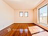 室内：【Living room】家族と過ごすひと時を溢れる光が優しく包み込むリビングダイニング。家族とともに、心穏やかに過ごすひととき。家族との時間、自分の時間を大切にできる空間がここにあります。