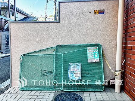 【Garbage area】敷地内に設けられたごみ置き場は、住戸から利用しやすい配置。毎日の生活動線に取り入れやすく、忙しい日もスムーズにごみ出しができます。