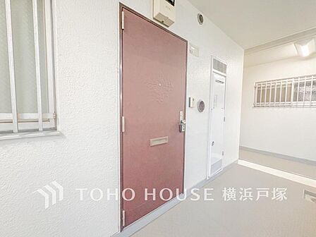 【Entrance】清潔感溢れる玄関がお出迎えする本邸宅の物語は、ここから始まる日常を期待させます。この場所には「希望」と「優越」で包み込んでくれる「特別」な空間があります。
