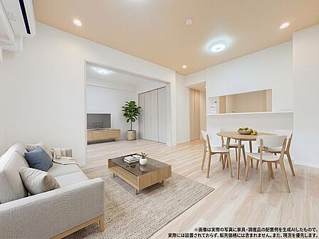 【Living room】明るく開放的な空間が広がるLDK。室内には豊かな陽光が注ぎ込み、爽やかな住空間を演出。