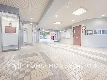 【Entrance】エントランスは毎日の行き帰りで使う大事な空間です。明るい基調で華やかなデザインなので、毎日も気持ちよく、またご友人なども素敵に迎え入れられます。