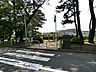 周辺：芝生広場や遊具があり、子どもから大人まで楽しめます。地域住民の憩いの場として親しまれています。