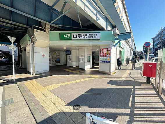 駅周辺は閑静な...