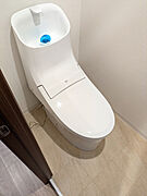 トイレには快適な温水洗浄便座付